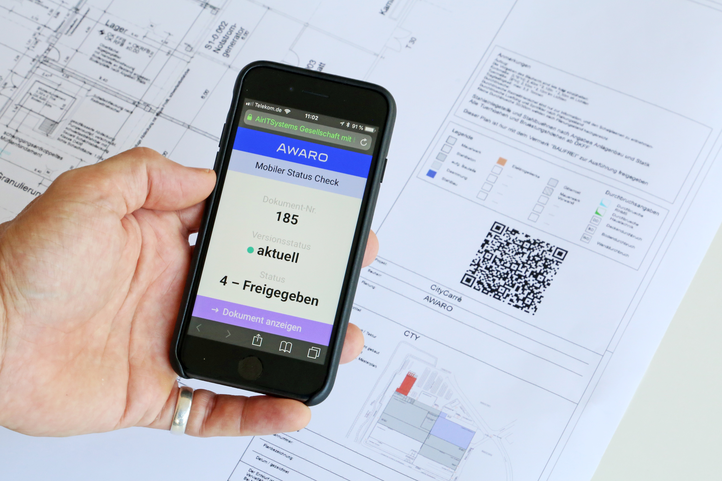 Mit dem mobilen Status Check prüft der Anwender schnell und einfach die Gültigkeit von Dokumenten oder Plänen