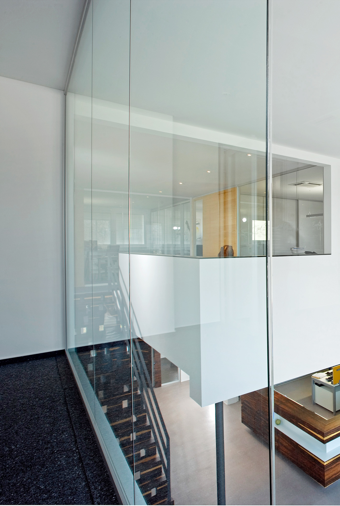 Mit fecoplan können Wandhöhen bis zu 3,50 Meter als absturzsichernder Glas-Raumabschluss ausgeführt werden.