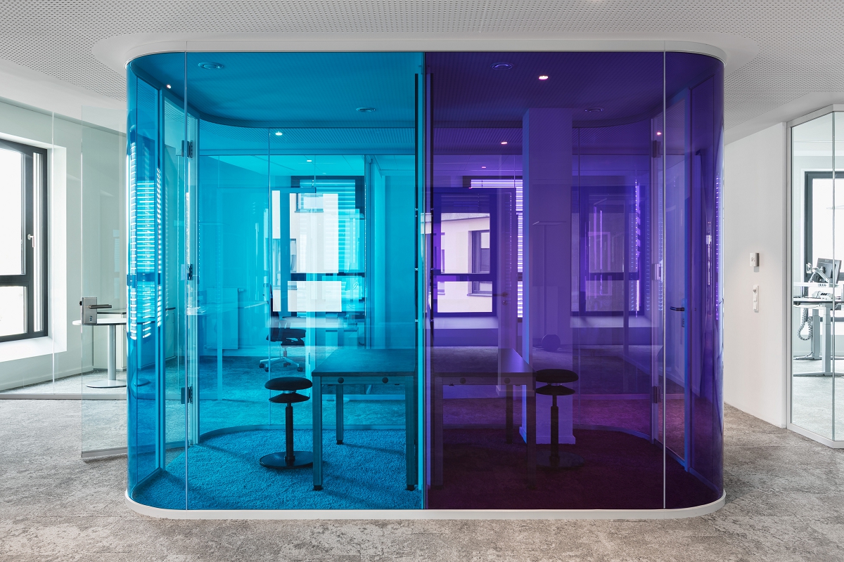 Farbe bekennen mit Glas-Systemtrennwänden von feco