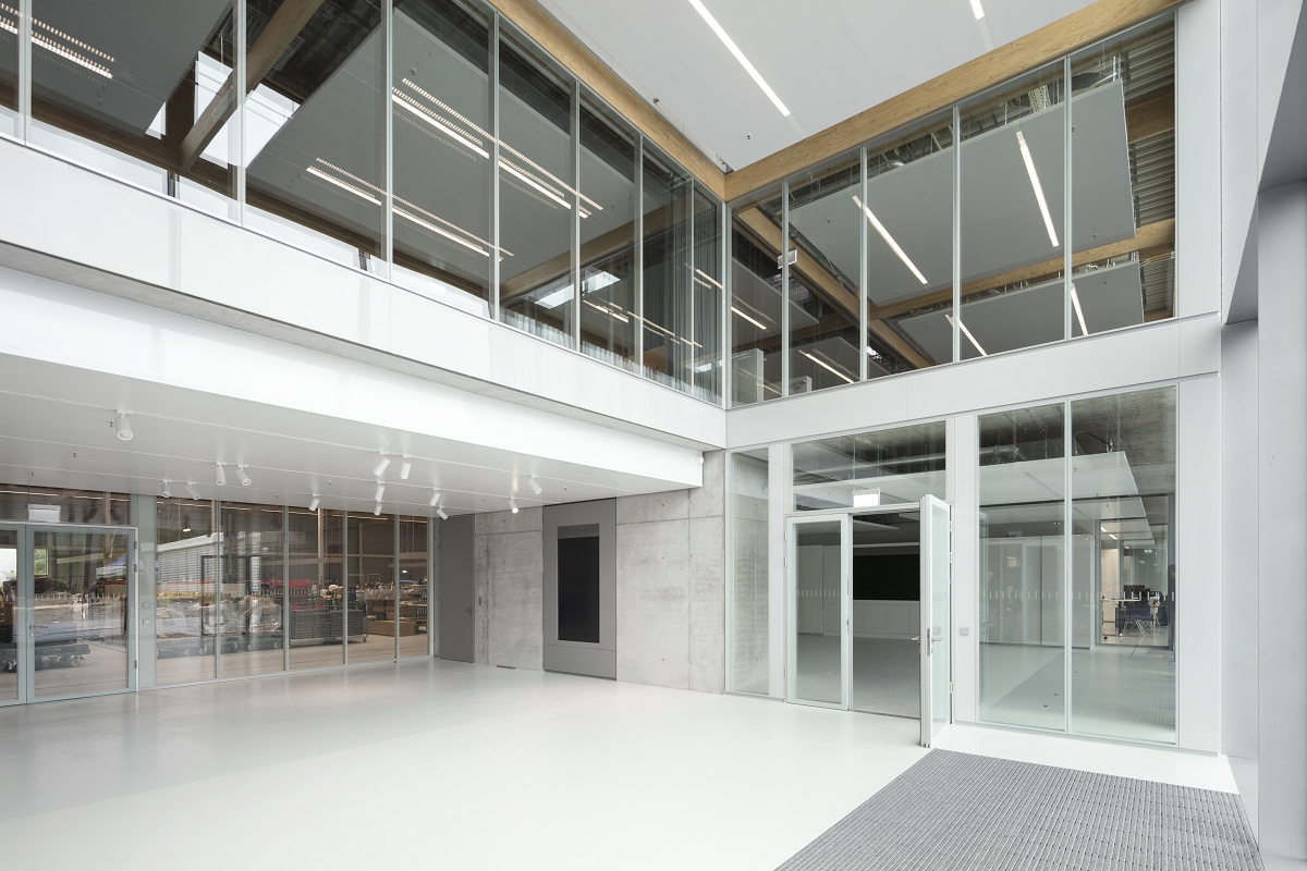 Eingangshalle der Brunner Innovation Factory mit absturzsichernder fecostruct Verglasung