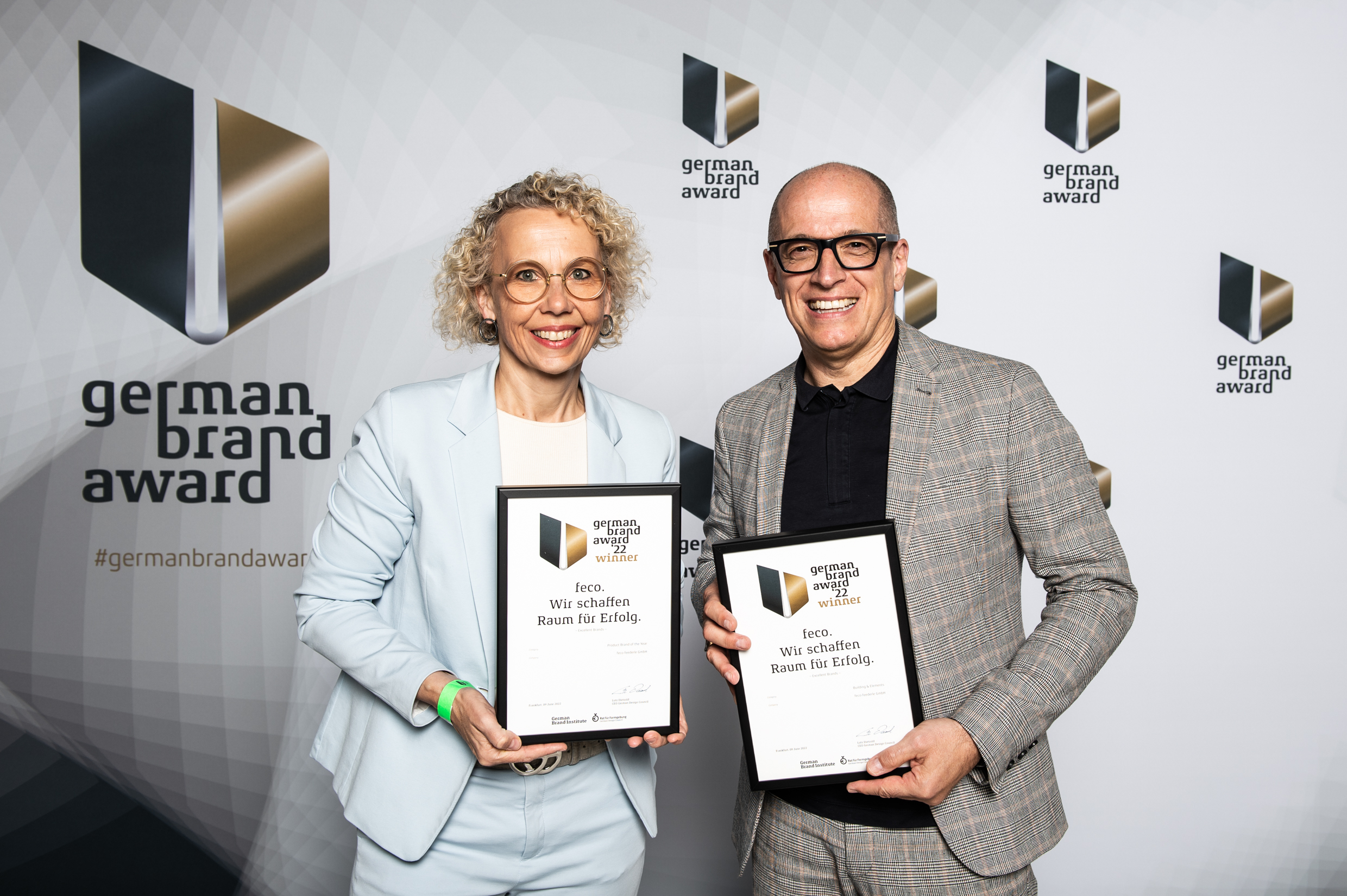 Geschäftsführerin Corona Feederle und Marketingleiter Sven Kaun-Feederle nehmen in Berlin die Auszeichnung entgegen